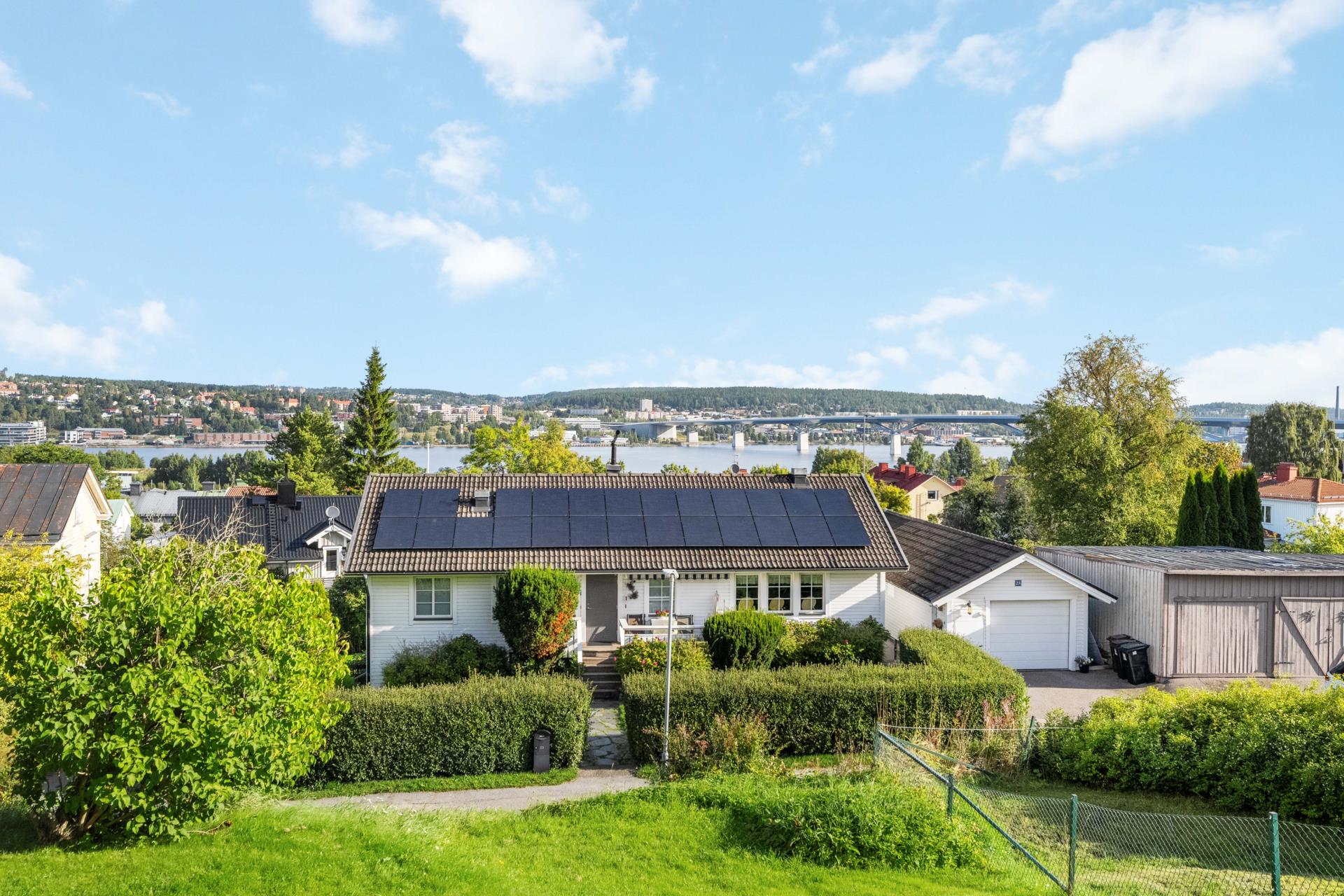 Trivsam etta med generös takhöjd!