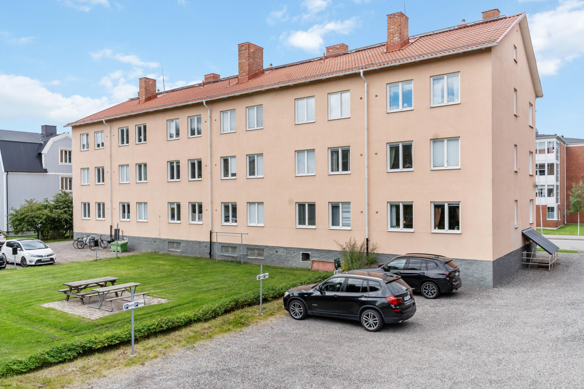 Ljus och välplanerad gaveltvåa – endast en halv trappa upp!