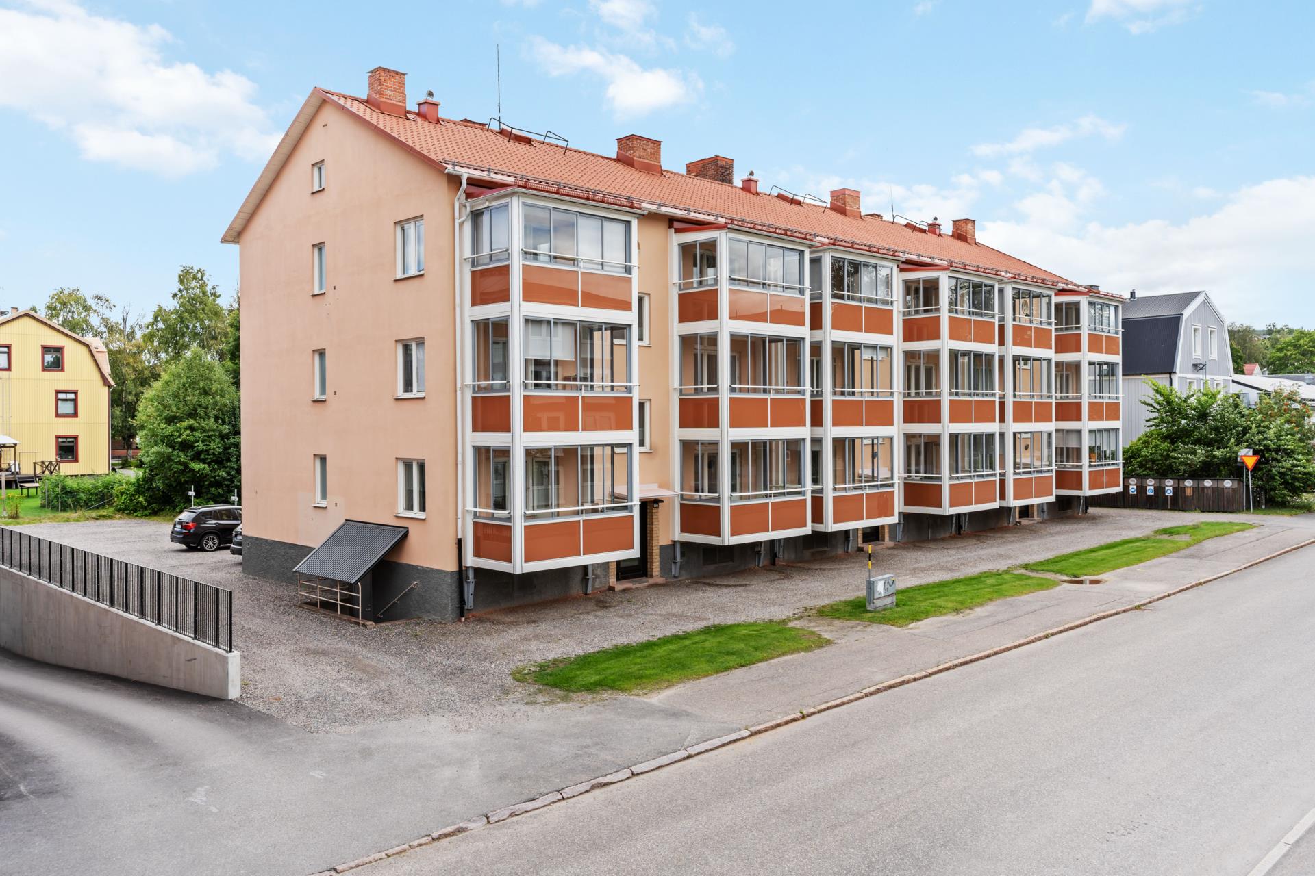 Ljus och välplanerad gaveltvåa – endast en halv trappa upp!