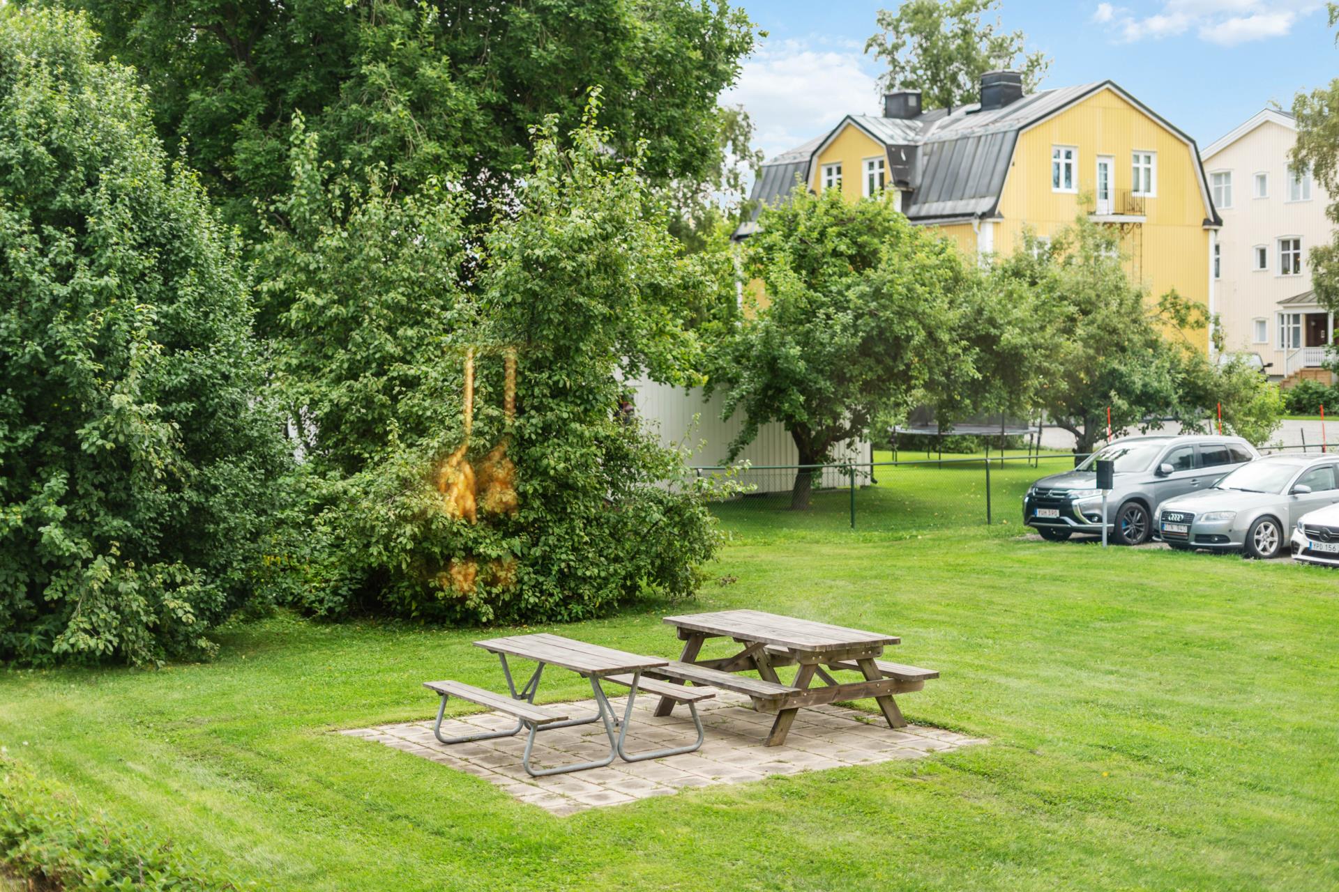 Ljus och välplanerad gaveltvåa – endast en halv trappa upp!