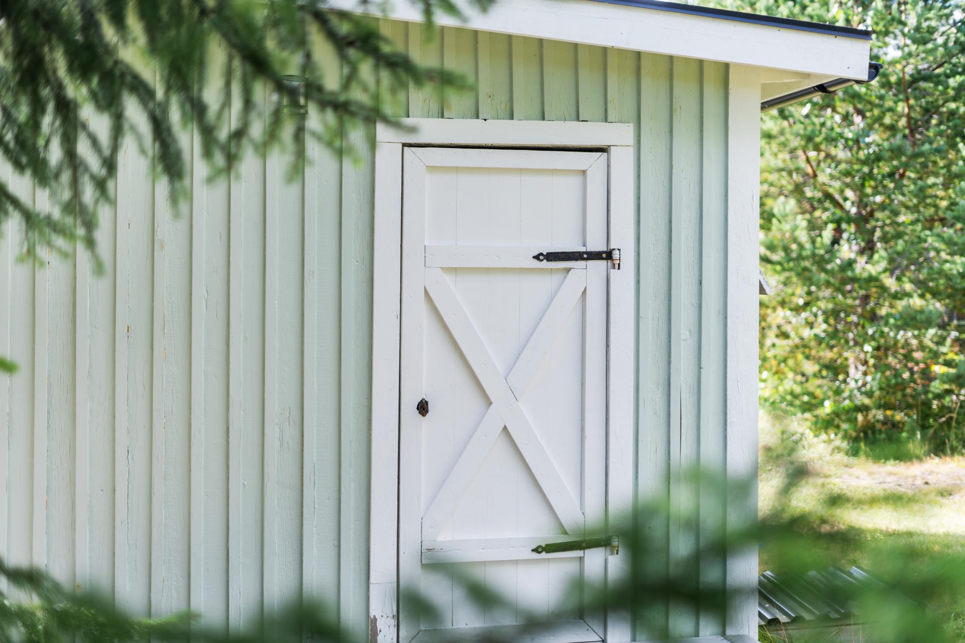 Charmigt fritidshus med lummig omgivning och närhet till sjö!