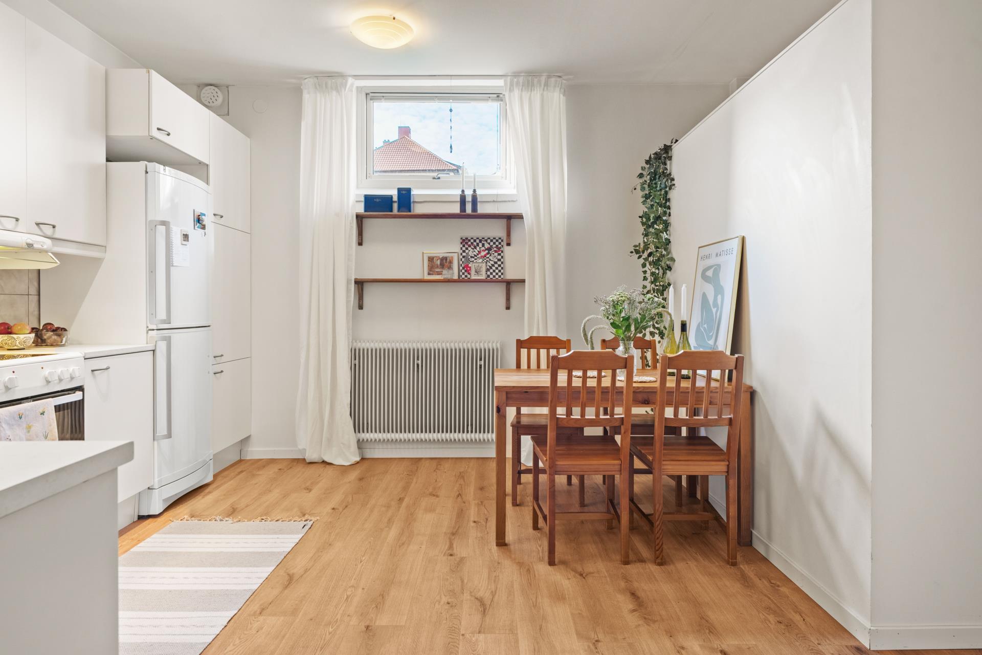Trivsam etta med generös takhöjd!