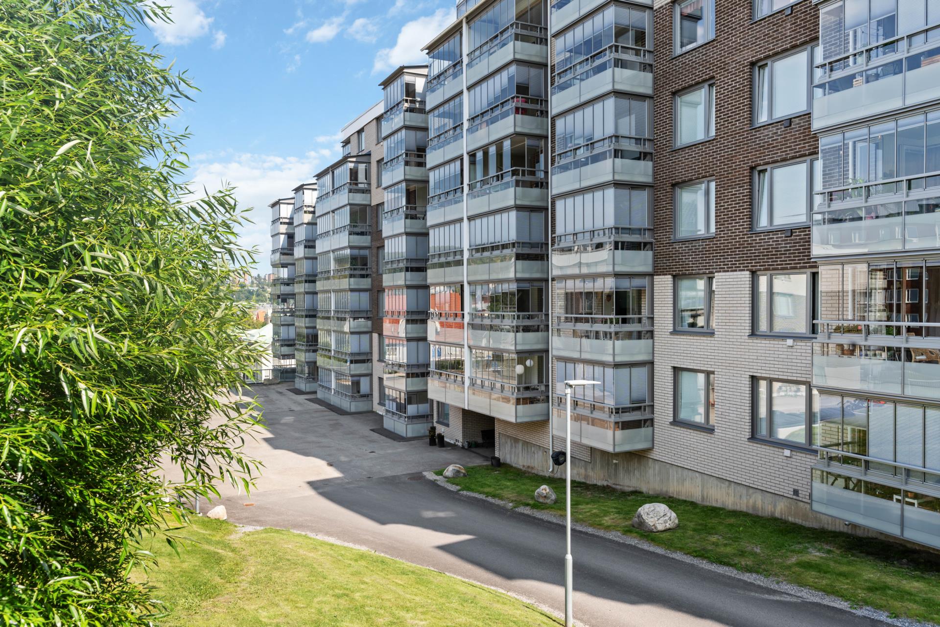 Trivsam tvåa med hiss och inglasad balkong