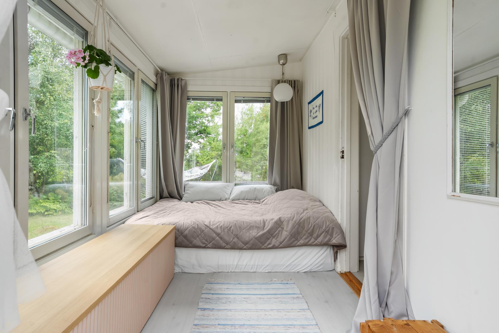 Charmigt fritidshus med lummig omgivning och närhet till sjö!