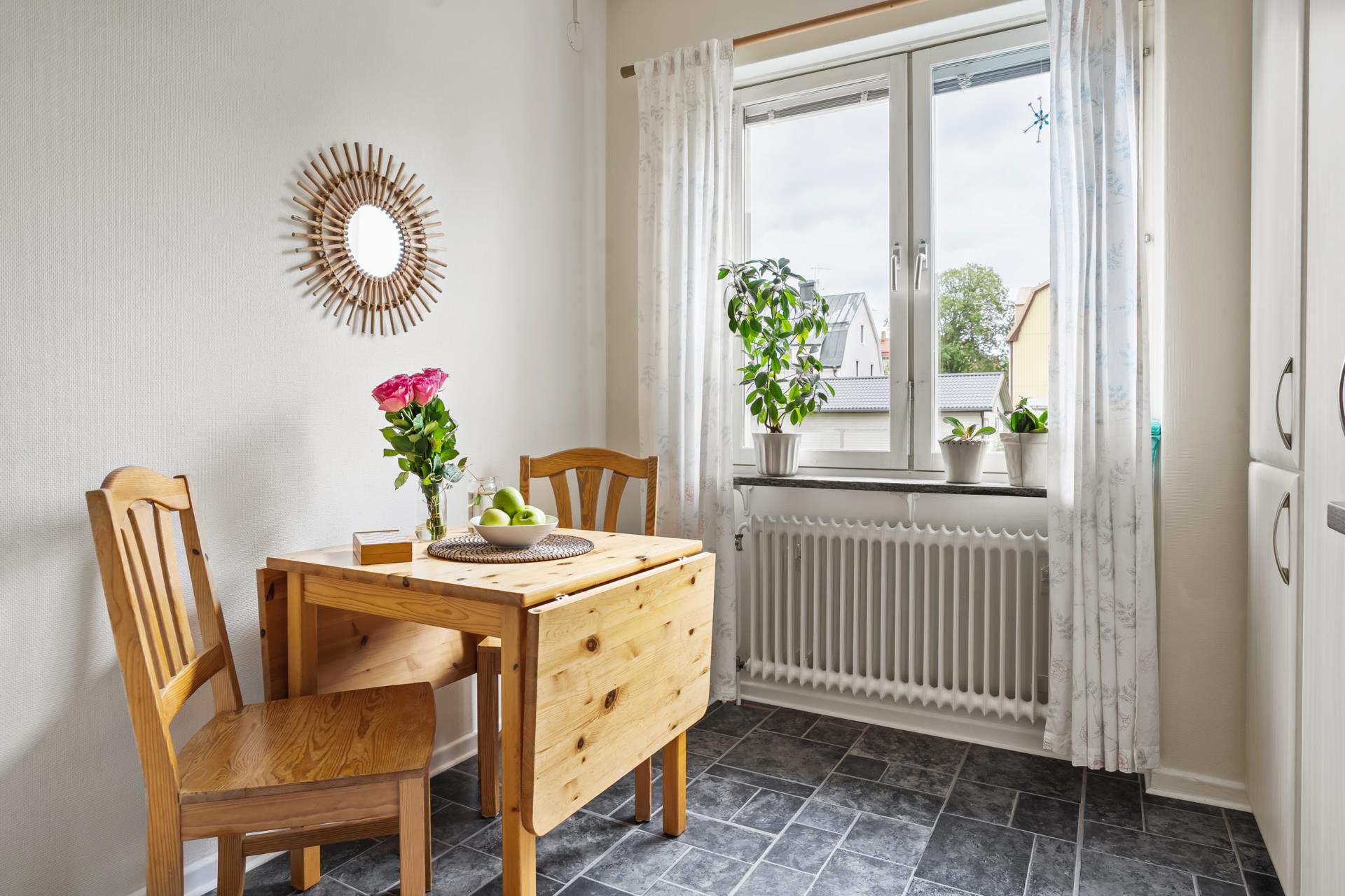 Ljus och välplanerad gaveltvåa – endast en halv trappa upp!