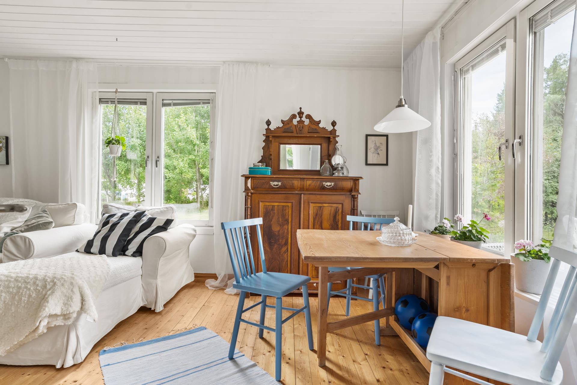 Charmigt fritidshus med lummig omgivning och närhet till sjö!