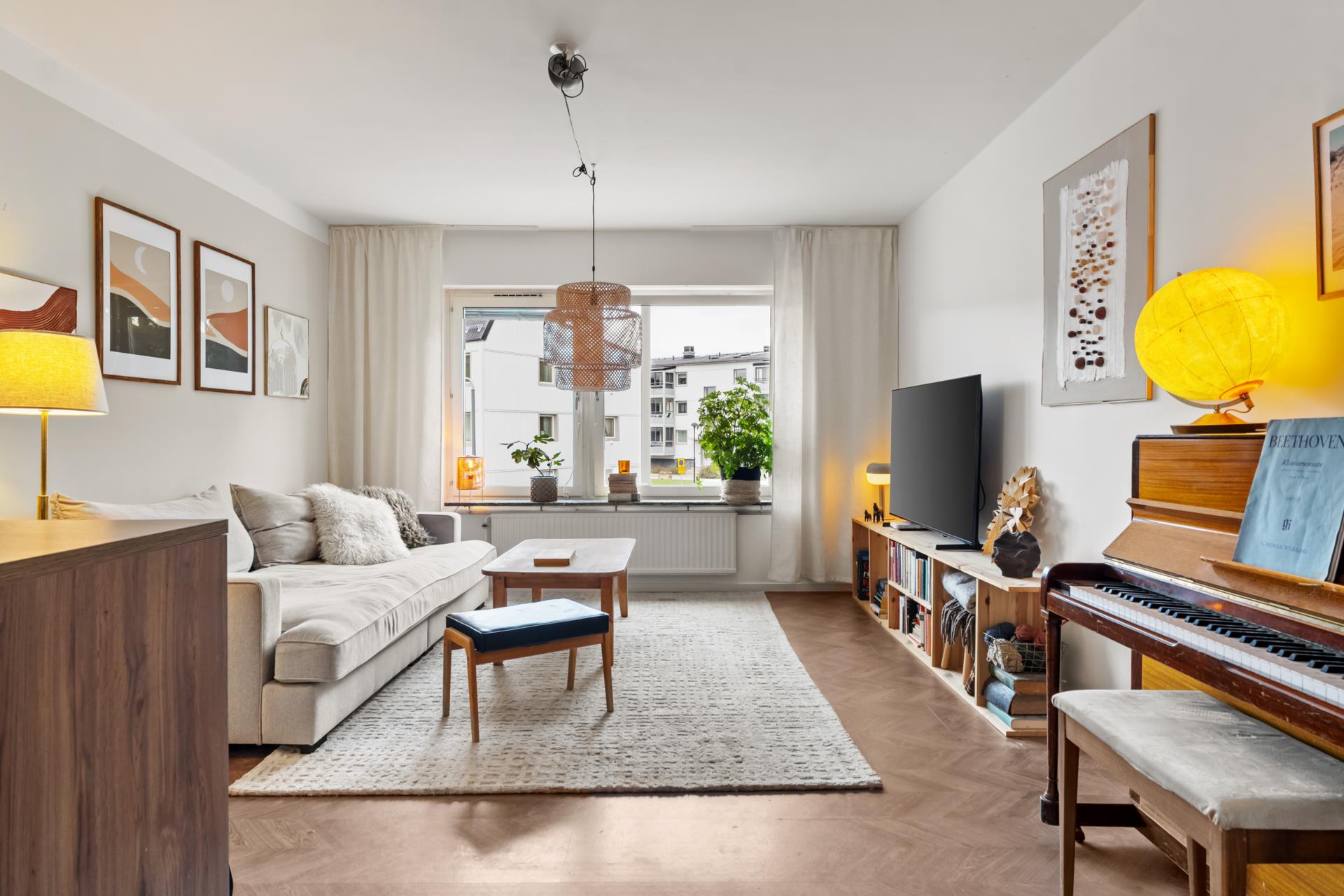 Fint renoverad fyra med fritt läge och inglasad balkong