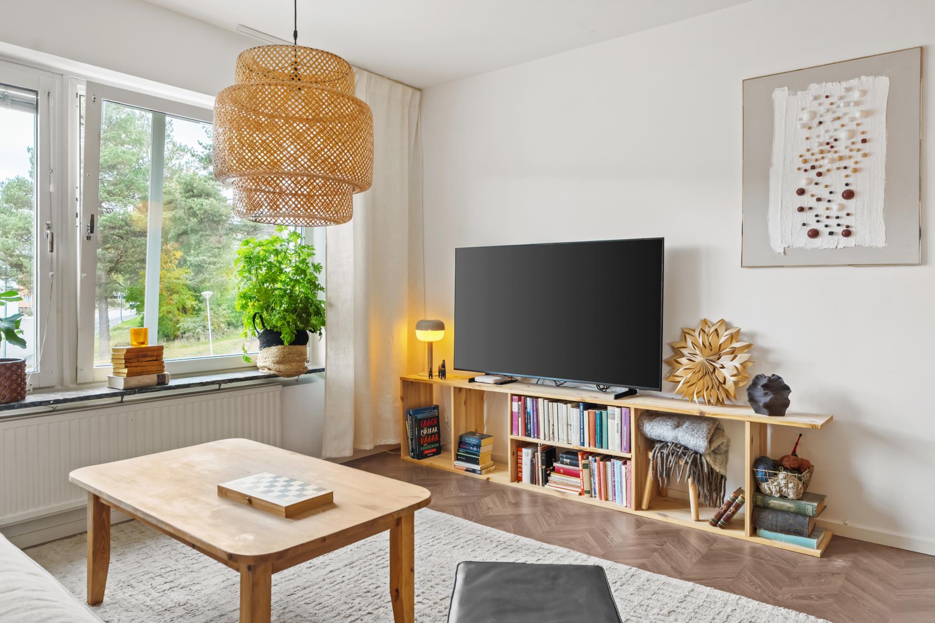 Fint renoverad fyra med fritt läge och inglasad balkong