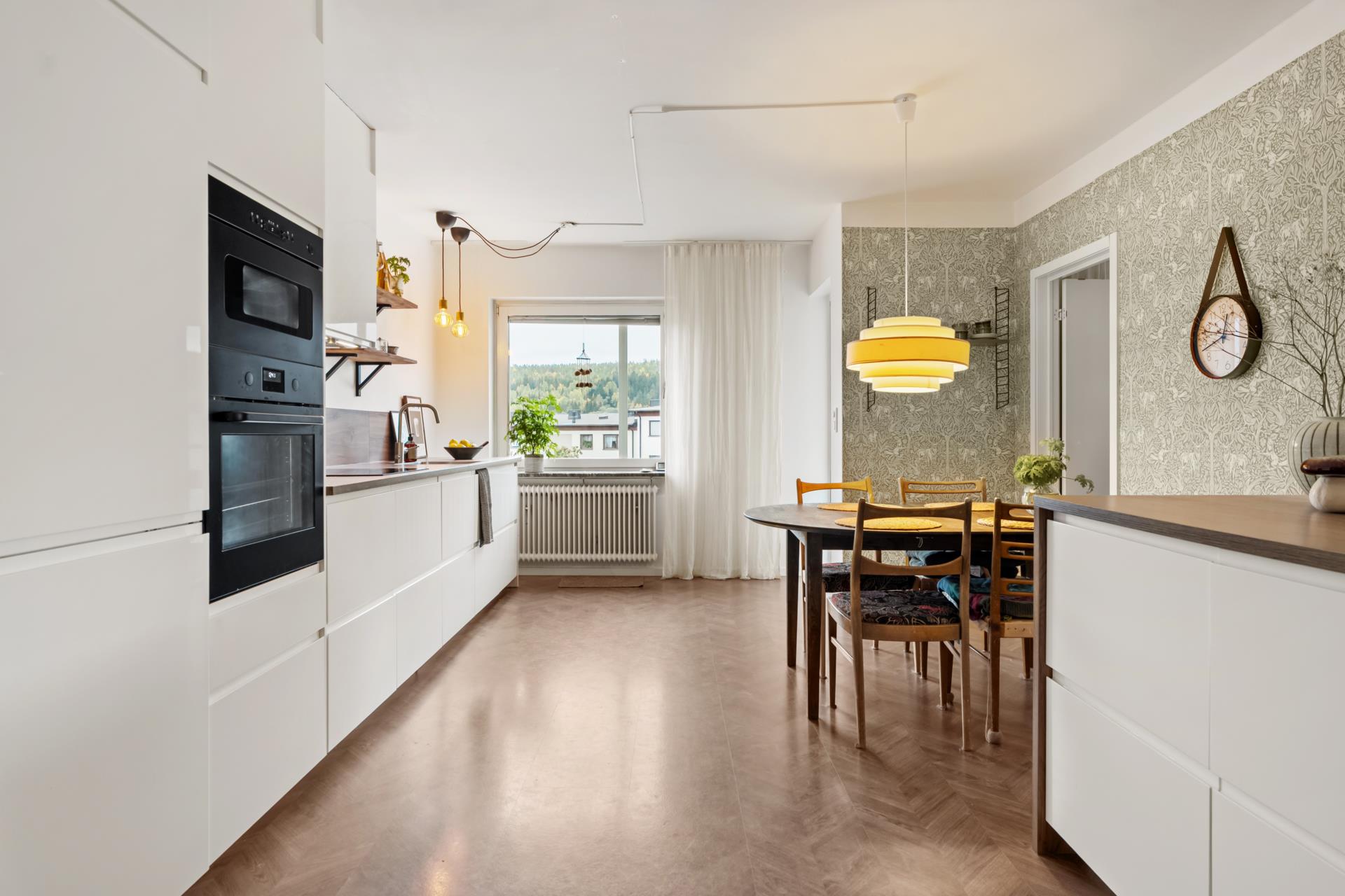 Fint renoverad fyra med fritt läge och inglasad balkong