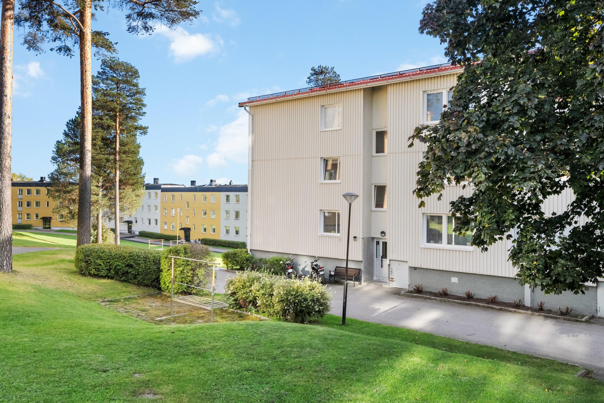 Ljus och välplanerad tvåa med stor inglasad balkong!