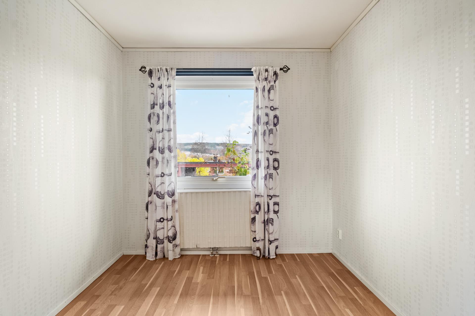 Lättskött familjeboende med soliga uteplatser och naturen nära!